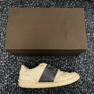Valentino Open sneakers - Säljer ett rätt så slitet par valentino Open sneakers, därav priset. Box fås med samt extra skosnören. 