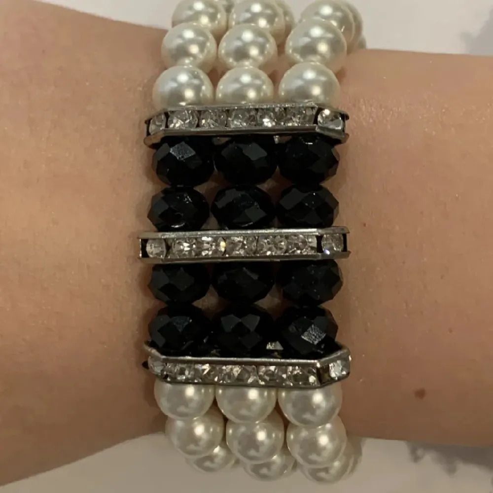 Riktigt festligt och snyggt armband! Ser dyrt ut! Den har både diamanter och pärlor.. Accessoarer.