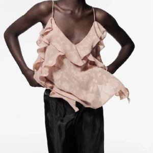 Zara topp - Perfekta fest toppen💓 Säljer då jag inte använder den så mycket. Inga defekter väldigt fint skick! Tryck gärna på köp nu💓