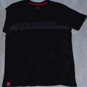 Alpha industries t-shirt i svart och i storlek medium, använd ett par gånger. Kommer från ett rökfritt o djurfritt hem samt är fläckfri. Säljes p.g.a att den blivit för liten.