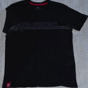 Alpha industries svart t shirt i stl M - Alpha industries t-shirt i svart och i storlek medium, använd ett par gånger. Kommer från ett rökfritt o djurfritt hem samt är fläckfri. Säljes p.g.a att den blivit för liten.