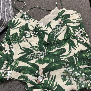 Topp från twist  - Gullig Topp från twist som jag ej har använt pga den är för stor tyvärr, inga defekter. 