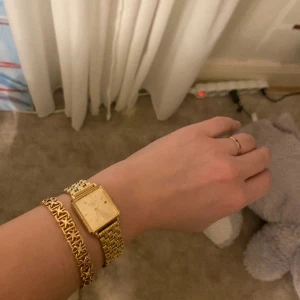 Rosefield klocka  - Superfin rosefield klocka endast använd fåtal gånger, finns original kartong och fler länkar ifall man behöver förlänga armbandet. Köpt för 1350kr men kommer aldrig till användning därav säljer jag den ☺️
