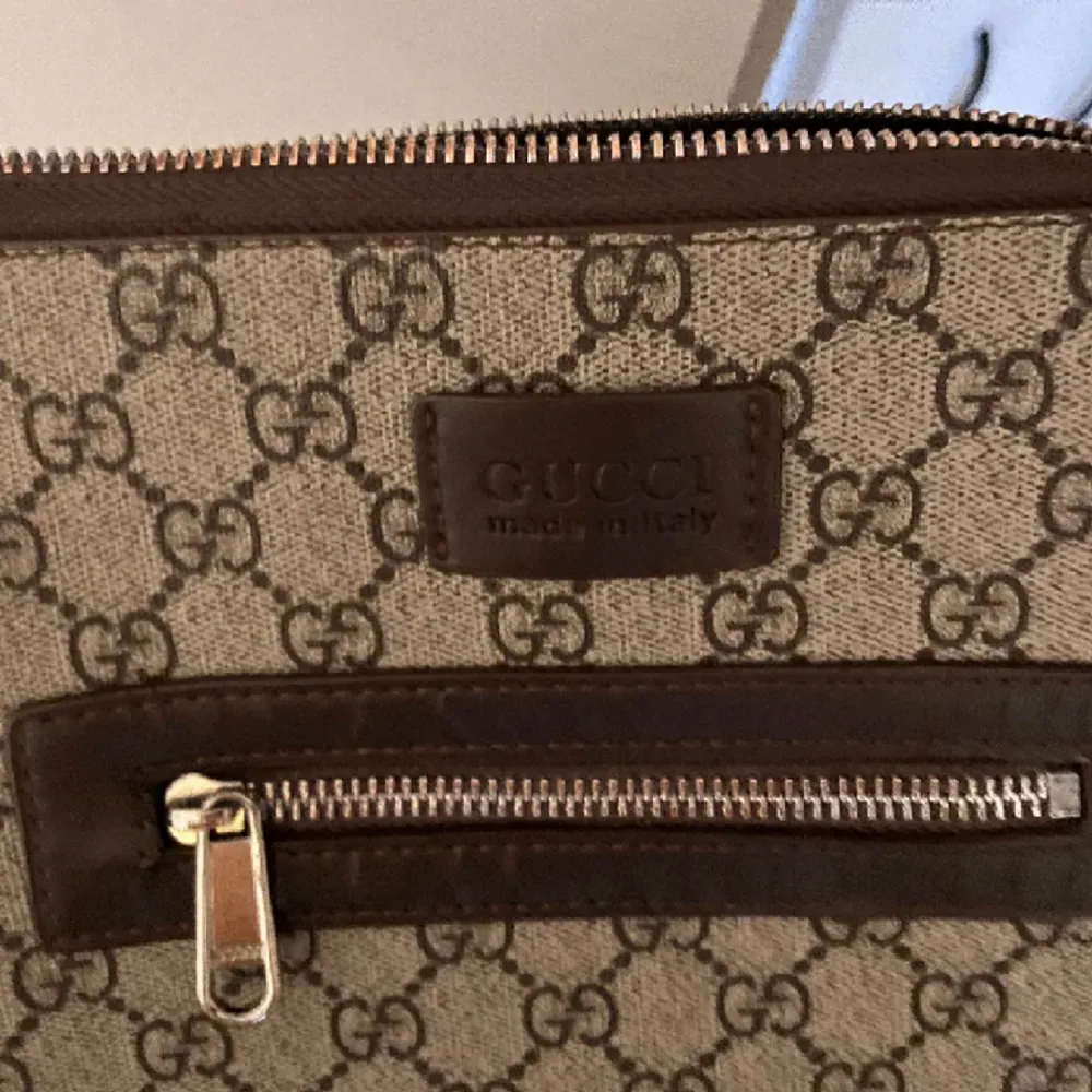 En Gucci väska använd få tal som vid fester eller andra stora tillfellen . Väskor.