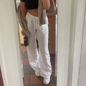 Linnebyxor  - Fina vita linnebyxor från madlady (lånade bilder) uppsydda för att passa mig som är 166cm men går lätt att sprätta upp🩷