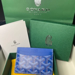 Goyard suplice Korthållare - Oanvänd korthållare från ett av världens mest exklusiva märken Maison Goyard.  Inköpt i Monaco iår. Skick: 5/5 (Helt orörd) Färg: Blå med gul interior Färgen är även 1 av de tre mest eftertraktade Komplett med alla tillbehör! ENDAST SERIÖSA KÖPARE!!