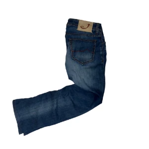 Jacob Cohen Jeans - Tjena! Säljer nu dessa feta och exklusiva jeans från Jacob Cohen. Storleken är size 31 och modellen på bilden är 179cm lång. Skicket är 9/10, nästintill nya. Nypriset på dessa ligger på 5400kr. Hör av er!