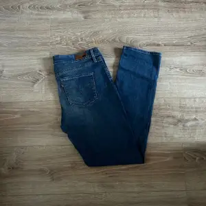 Ett par jeans i absolut topp skick och som dessutom har en extremt snygg tvätt. Nypriset på dessa jeans ligger på runt 1000kr. Längden på byxorna är 101cm midjan 40cm jämför gärna med ett par egna och sen är det fritt fram att använda ”köp nu”.