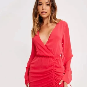 Röd kort klänning med vida armar  - En helt oanvänd röd kort klänning med vida armar och detalj vid midjan prislapp och etikett sitter på, köpt på Nellys hemsida. Klänningen är helt slutsåld. Klänningen är i storlek 40 🌹