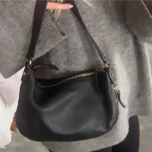 Svart handväska  - Säljer denna svarta handväska då den inte kom till användning 💗