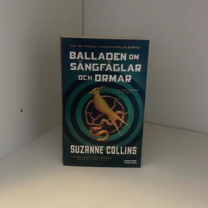 BALLADEN PM SÅNGFÅGLAR OCH ORMAR av SUZANNE COLLINS  - Bok i bra skick som är utläst och är mycket fin, inga skador eller veck i boken. Kolla in min profil för att se fler böcker om Hungerspelen 