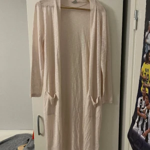 Kofta med fina detsljer - Lång tunn kofta perfekt för sommaren!