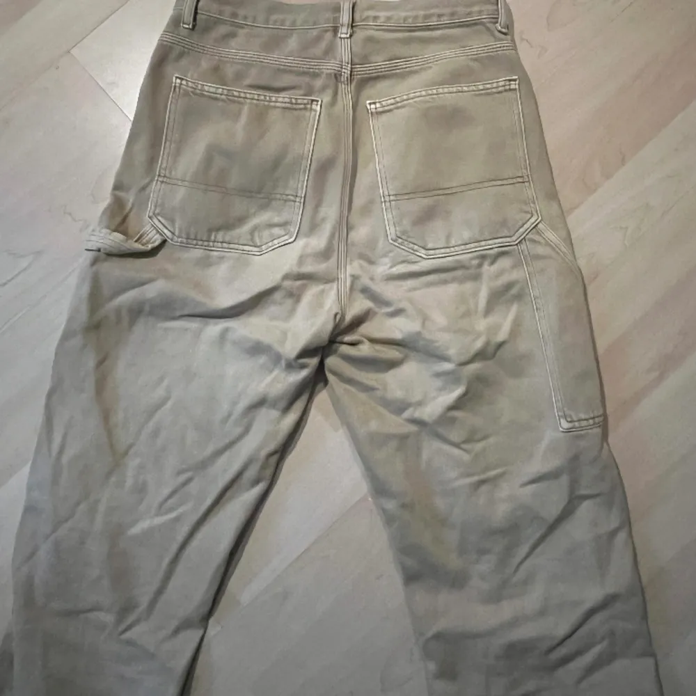 Snygga byxor med en sidoficka🤌 väldigt mjuka och bekväma💕 är välanvänd  (High waisted). Jeans & Byxor.