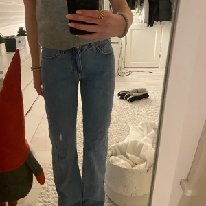 Low waisted jeans - Lågmidjade jeans i bra skick men har blivit förstora för mig!