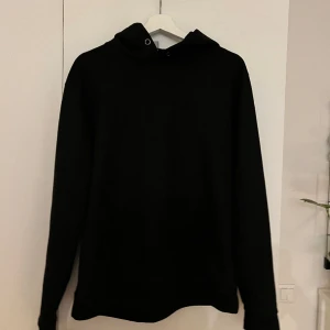 Hoodie - Ciszere  - Svart hoodie i imitationsmocka (fejkmocka) från Ciszere i storlek S. Slim fit.  Storleken är normal. Tröjan är mjuk, skönt och har stretch. I princip oanvänd. Ord pris är 1190kr