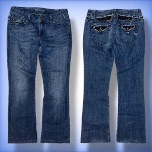 Miss me jeans - Ett par jätte fina vintage, lågmidjade och bootcut miss me jeans, med fina rhinestones på bakfickorna och runt midjan, i ett jätte fint skick! Hör av dig om du har frågor!☺️