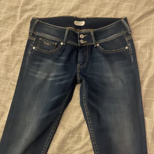 Lågmidjade Pepe jeans raka ben  - Storlek 29/32, passar storlek 38-40. Bra skick! Sparsamt använda.  Lågmidjade med raka ben 