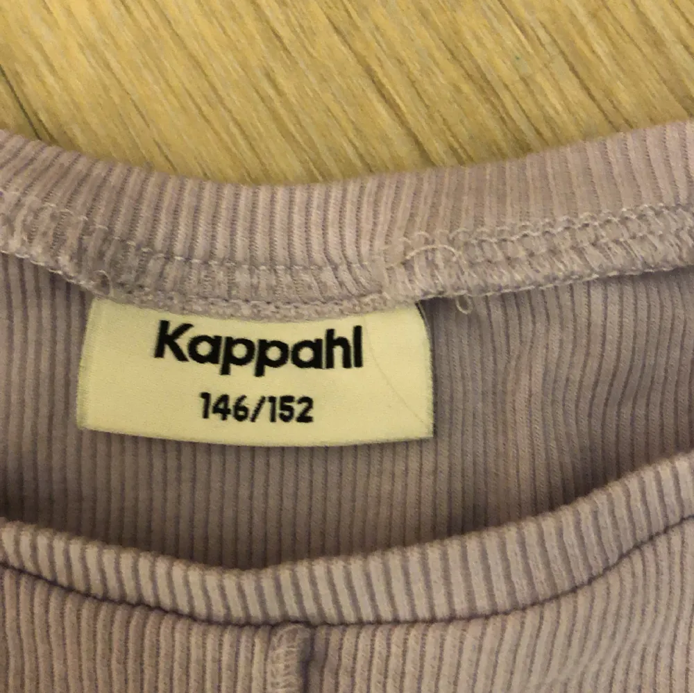 En lila fin tröja från kappahl i storlek 146-152😍Den är för stor för mig så är bara testad 1 gång🙏🏼. Tröjor & Koftor.