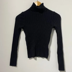 polotröja - en svart polotröja som sitter tajt mot kroppen, den är av stretchigt material så den kanske passar en s också. använd bara fåtal gånger.