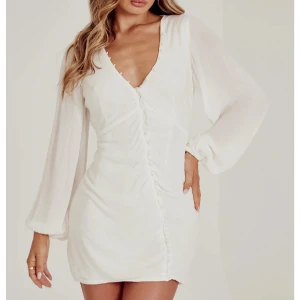 Studentklänning  - Studentklänning. Helt ny. Finns både i 32 och 34❤️ 