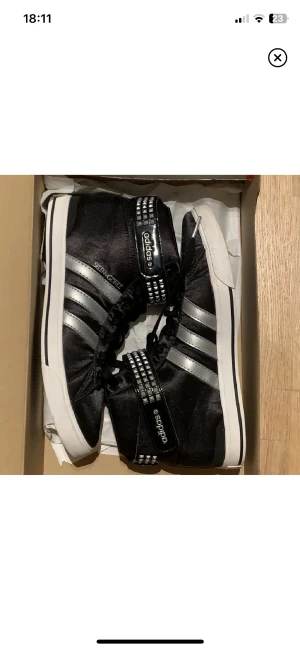 Adidas skor - Selena Gomez Adidas Neo sneakers som kom ut flera år sen (2013). Använt dom någon enstaka gång då jag inte ville förstöra dom. Väldigt fina & sällsynta!