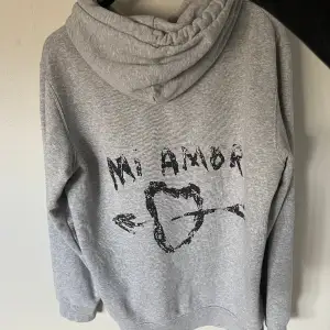 Säljer min jättefina mi Amor hoodie, den är använd ca 5 ggr och är i nyskick. Köpt i början av februari men knappt använda därav att jag vill sälja🥰tror det är en dam hoodie men skulle säga att den fungerar som unisex