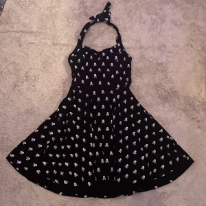 Döskalle klänning💕 - En klänning ifrån killstar i bra skick för att jag inte använt den många gånger. Tyget är väldigt stretchigt och den kostade från börjar 500kr. Pris kan diskuteras💕