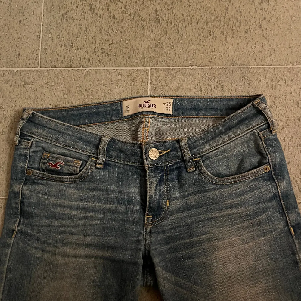 Jättefina lågmidjade jeans från hollister. De är utsydda längst ner men inget som syns. Säljer då de inte kommer till användning. Midjemåttet är 38cm rakt över och innerbenslängden är 79cm. TRYCK INTE PÅ KÖP NU! Skriv vid frågor eller intresse❤️. Jeans & Byxor.