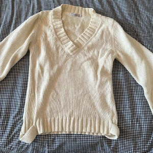 Jättefin stickad vintage Filippa K tröja - Säljer min vintage Filippa K stickade långärmade tröja! Den är i strlk L men sitter som en M. Jätteskön och sitter bra! 