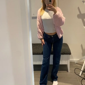 Low waist jeans från Bik Bok - Jag säljer dessa low straight jeansen då de är för långa för mig och lite tajta. De är använda ett fåtal gånger så de är i bra skick.  De är i waist 25 och length 32. Nypris 699, säljer för 300.