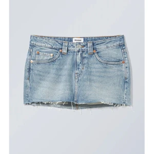 Jeanskjol - Säljer denna jeanskjol från weekday! Superfin och köptes i somras för 400kr💕 skriv för fler bilder