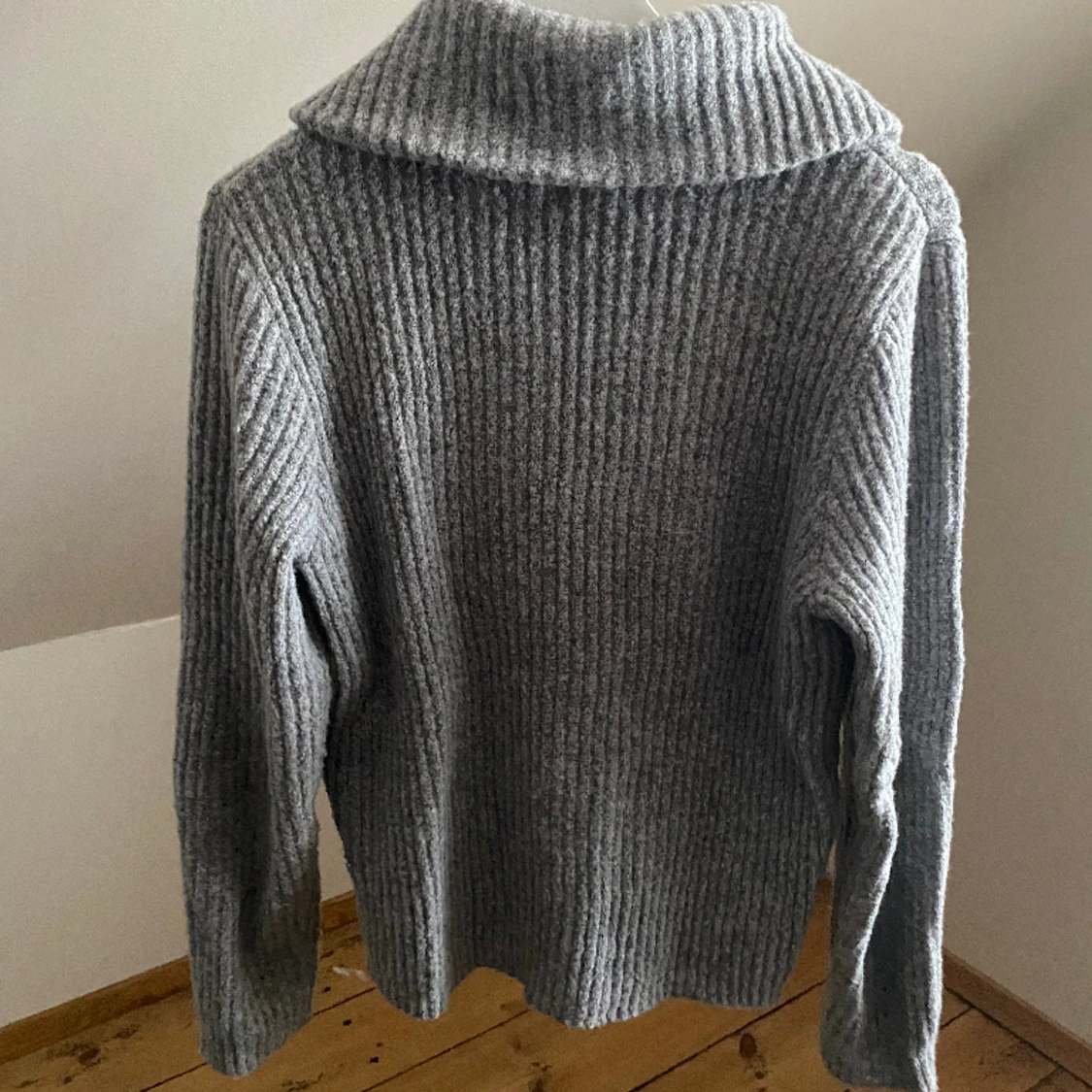 Grå stickad tröja - 90