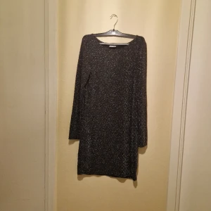 Glittrig klänning - Fint skick använt en gång 