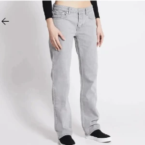 Gråa low waist jeans - Gråa jeans från lager 157 i modell ICON. Köpte från plick men de va för stora. Dom är i nyskick. 