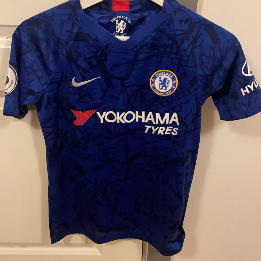 Chelsea FC Tröja med tryck ”KANTÉ” på ryggen I fint skick från säsong 2019/20 Äkta vara - köpt från unisport Storlek : L i barnstorlek men kan även passa XS. T-shirts.