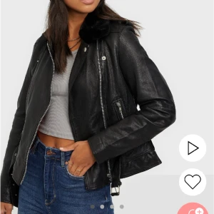 Jofama Skinnjacka  - Skinnjacka från Jofama. Insett att jag passar i skinnjacka och därför hänger den bara i garderoben. Helt oanvänd. Nypris 2699kr