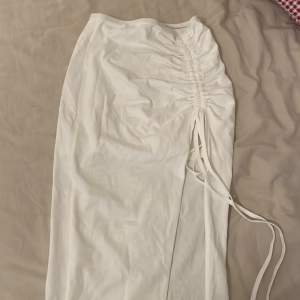 Jättefin kjol från Shein men som aldrig används. Tror den kostar 130kr på hemsidan så säljer för 50kr. Avklippt lapp men vet att det är storlek S på den. 💕
