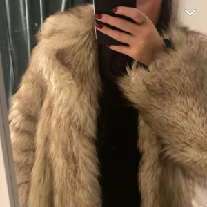 Pälsjacka - Populär pälsjacka från asos, jackan är i bra skick och går precis över rumpan på mig som är 156cm. Skriv för fler bilder, är öppen för prisförslag.