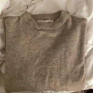 Stickad tröja - Super fin stickad tröja ifrån lager 157. Knappt använd💓