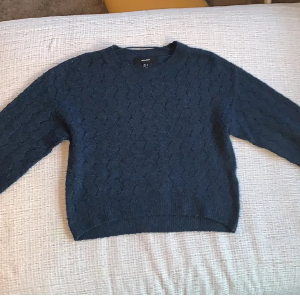 Superfin mörkblå stickad tröja från Vero Moda. Materialet är såå mjukt 😍 Passar S/M. Bra skick, har knappt använts.. Tröjor & Koftor.
