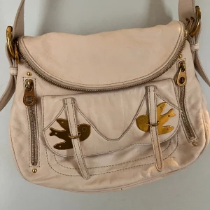 Marc Jacobs Petal crossbody - Gott använt skick i en populära Petal collectionen som ej längre säljs. Super bra väska! Har samma i svart.