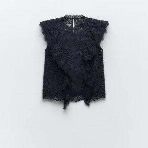 Spetsblus - Helt slutsåld jättetrendig topp från Zara!🩷Strl S, köparen står för frakt!🩷