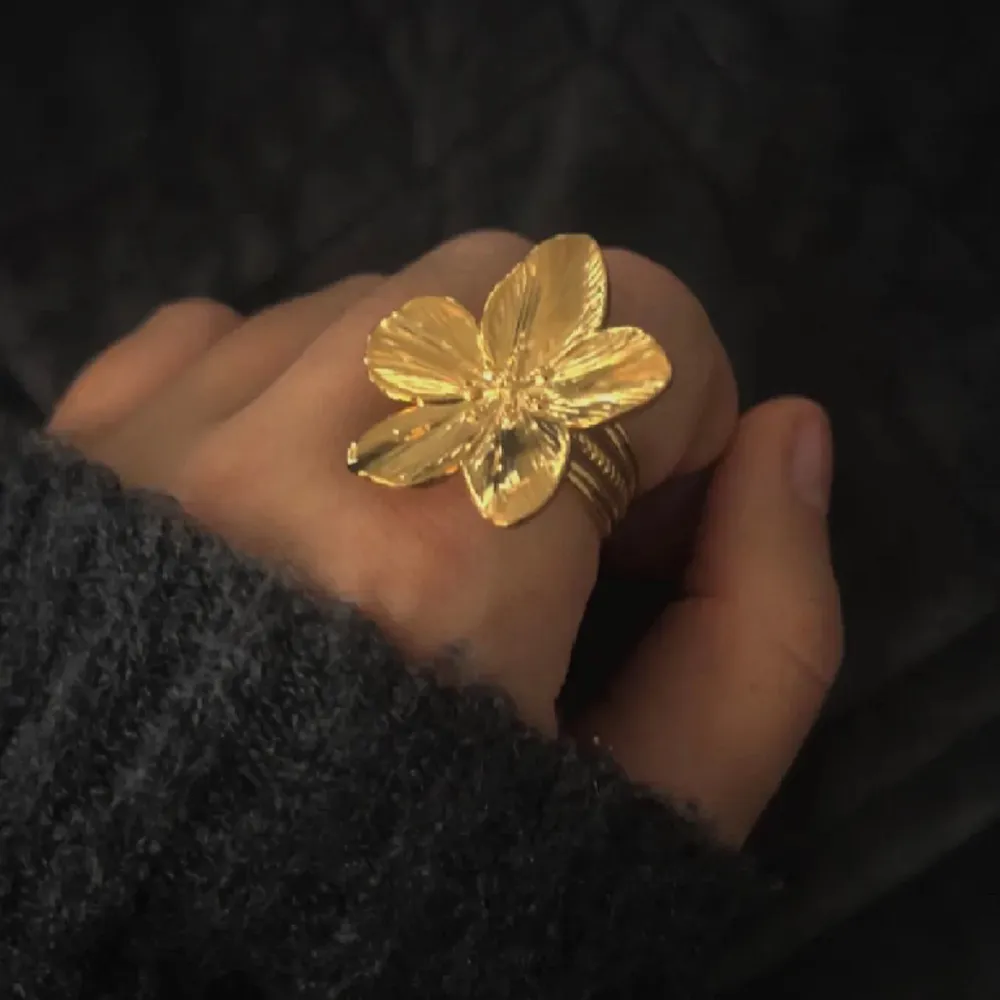 Jag säljer den här fina blom ringen i guld!❣️Jag köpte den för 104kr från början och eftersom den inte är använd mycket så säljer jag den nu för 80kr + frakt. OBS tar bara imot swish❤️. Accessoarer.
