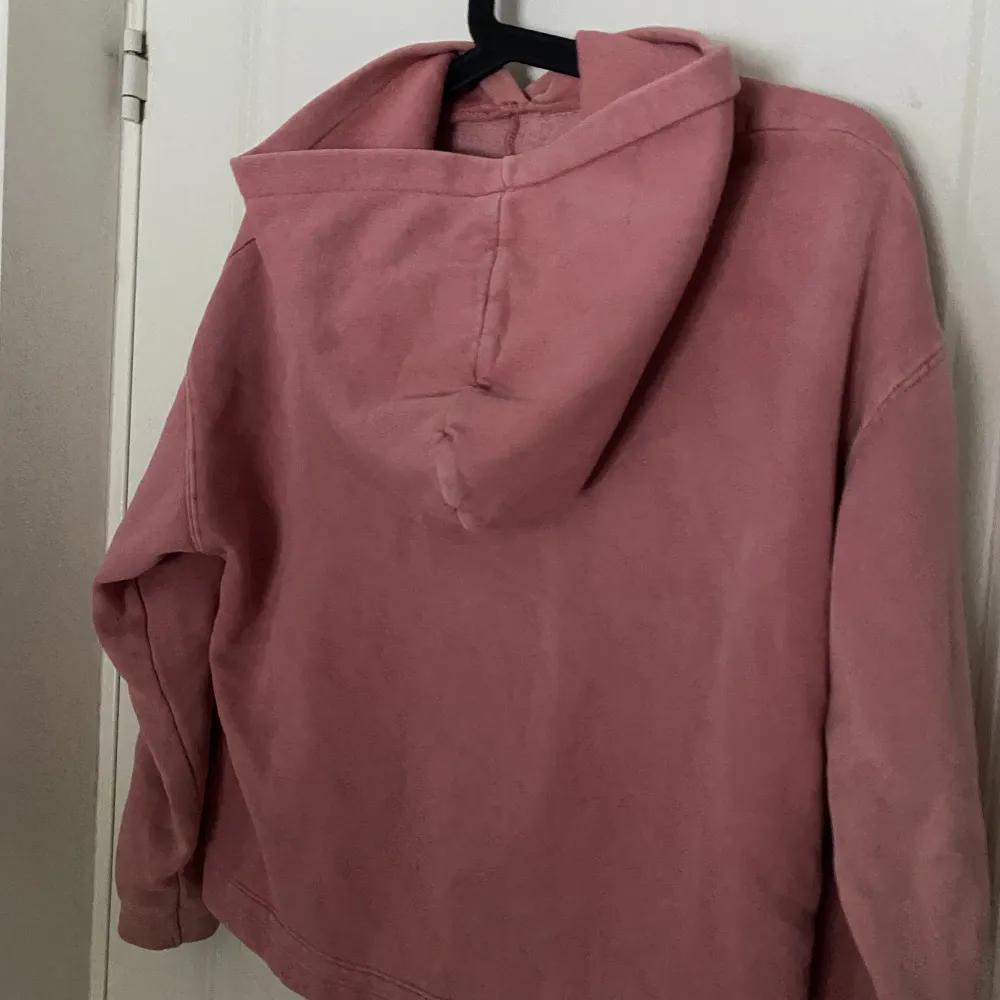 Jättefina rosa hoodie med detalj nertill. Fint skick. Storlek 140 men passar även upp till 158 för den är stor i storleken 🩷. Hoodies.