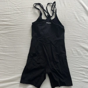 Stronger jumpsuit - Seamless (stretchig och skön). Squat proof (syns inte igenom). Formar kroppen så fint.