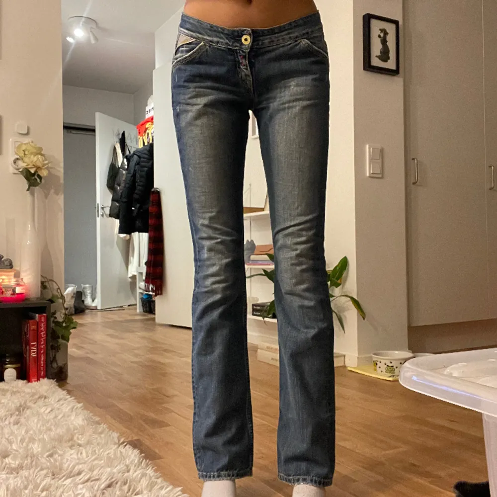 Otroligt snygga replay jeans som ej passar min stil tyvärr. W 26 L 34, som referens på bilderna är jag 175❤️. Jeans & Byxor.