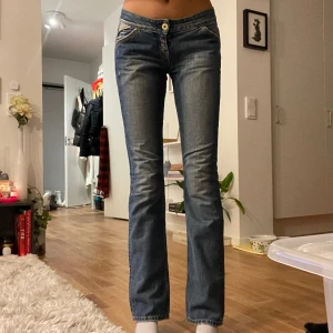 Replay jeans  - Otroligt snygga replay jeans som ej passar min stil tyvärr. W 26 L 34, som referens på bilderna är jag 175❤️