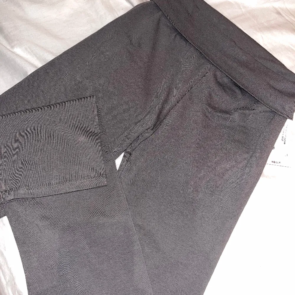 Mysbyxor i mörkgrå från nelly helt nya storlek S. Jeans & Byxor.