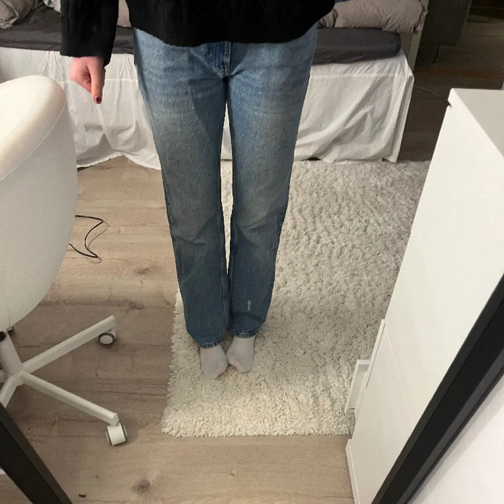 Säljer mina blå Lågmidjade jeans från Gina i strl 40  Jag är runt 180 och passar mig hyfsat bra i längden  Använda men i väldigt fint skick. Köptes för 500kr   Kan skickas eller hämtas i Göteborg  Pris kan diskuteras   (PM vid frågor) 💞💞💞. Jeans & Byxor.