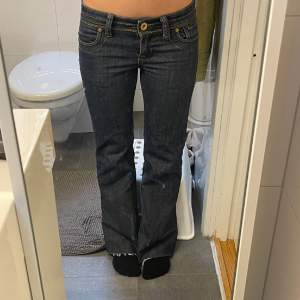 Mörkblå boocut jeans från authentic denim. Väldigt fina, för stora i midjan på mig tyvärr. Midjemåttet är 41 cm, Innerbenslängden är 73 cm och ytterbenslängden är 98 cm! Storlek 38/M!💞skriv för fler bilder eller mått!